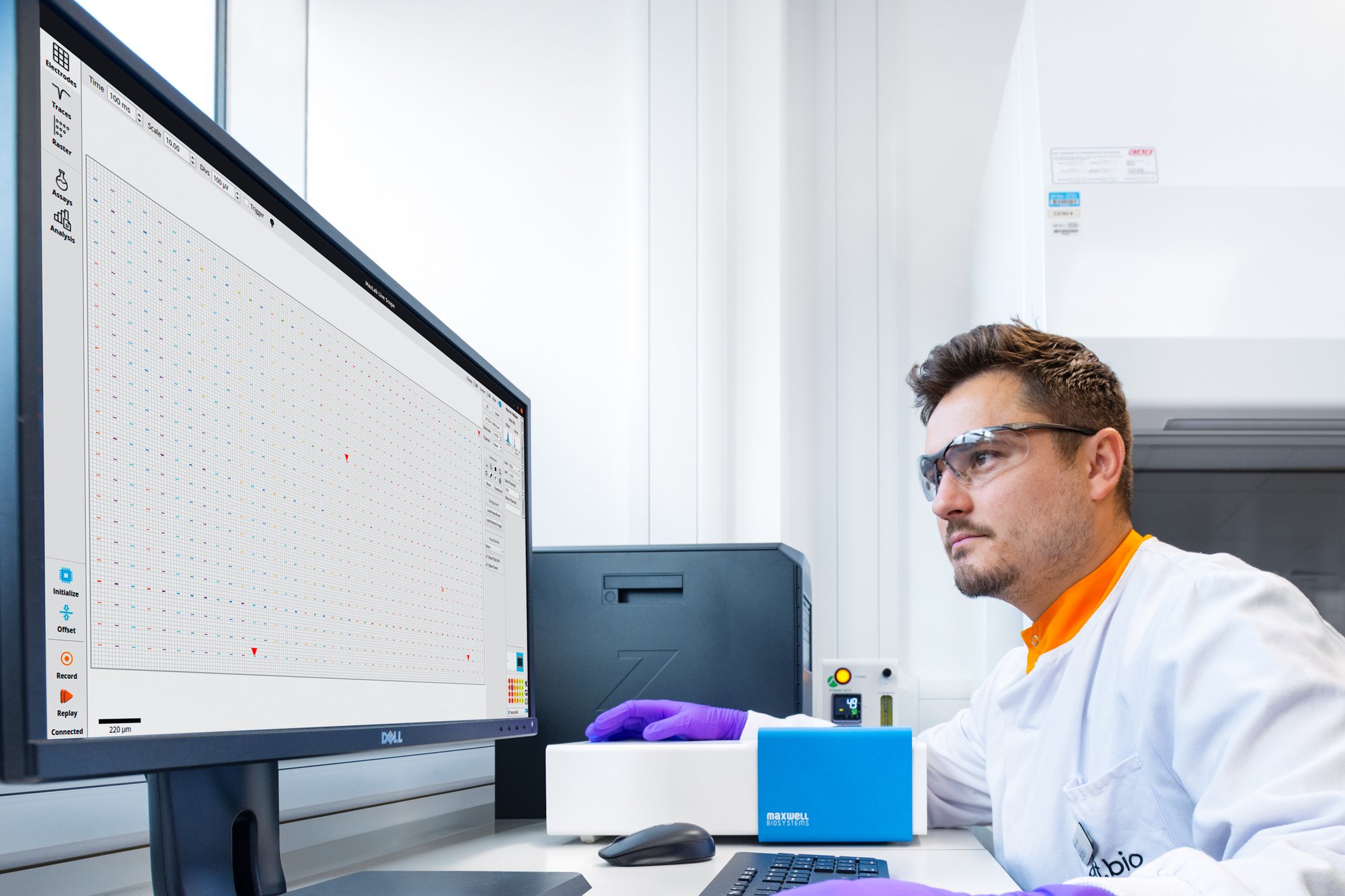 An image depicting one of bit.bio's technical support scientists who can offer advice on scientists CRISPR gene knockout experiments and CRISPR screens